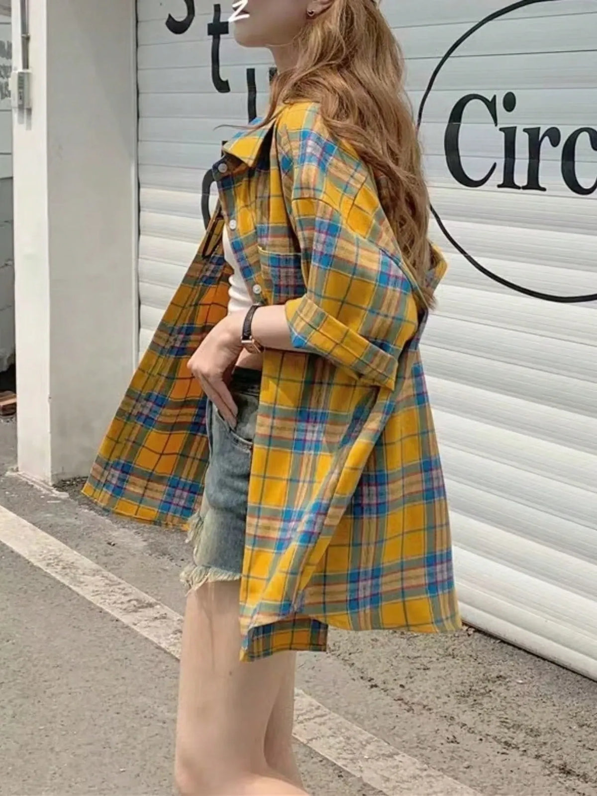SHEIN قميص نسائي فضفاض طويل بنقشة مربعات وأزرار وجيوب بلون أصفر