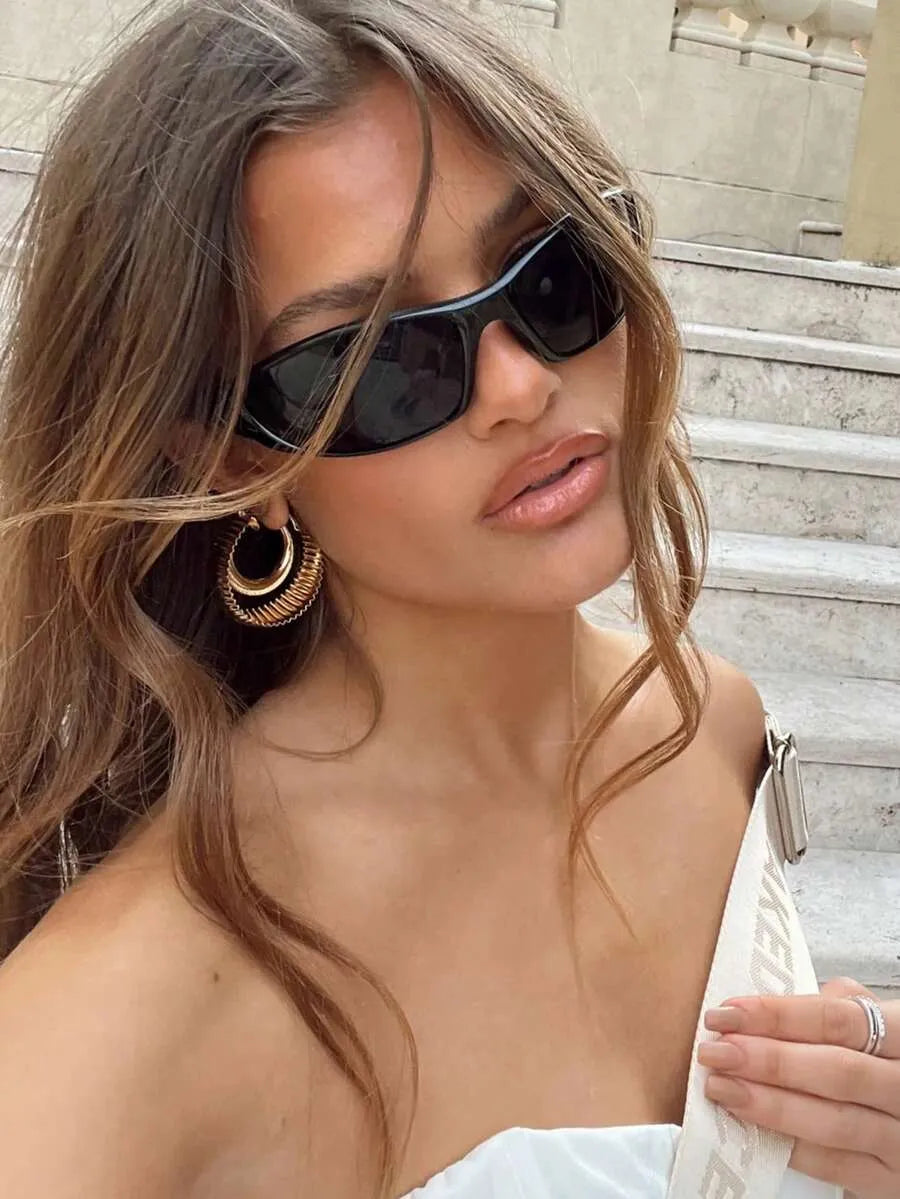 SHEIN نظارة شمسية عصرية ملفوفة بإطار كامل بلون أسود