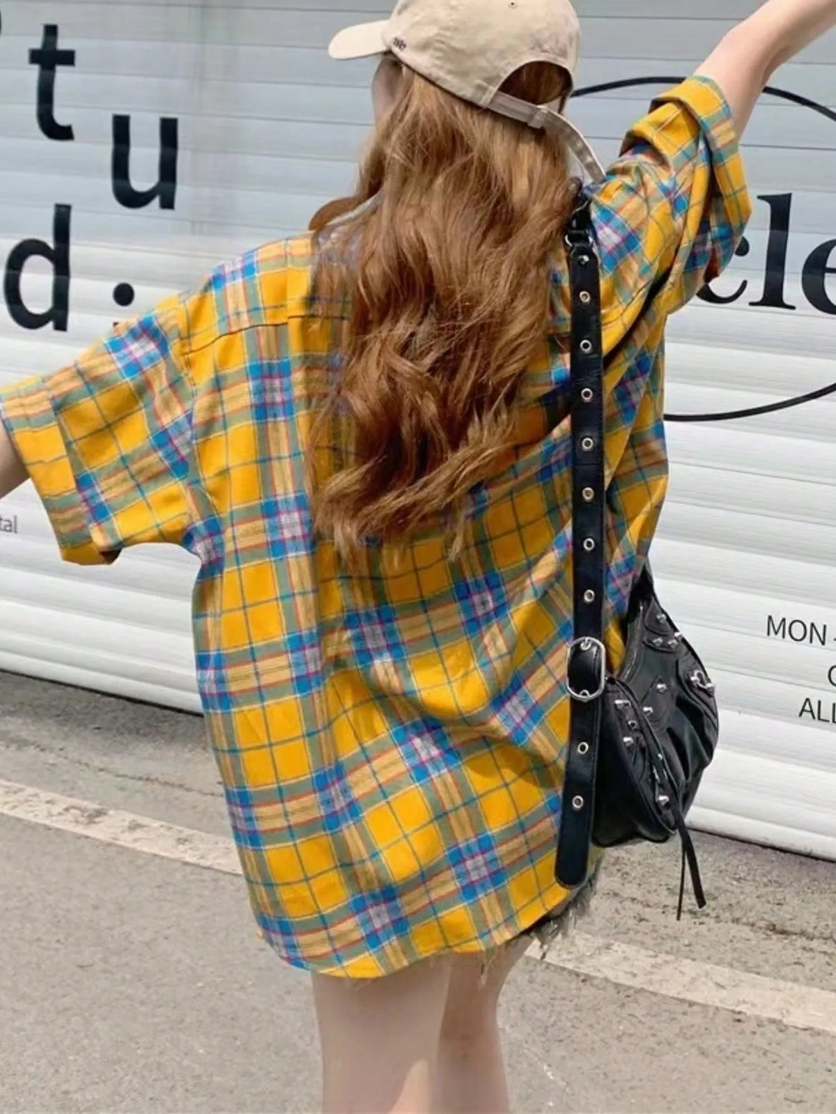 SHEIN قميص نسائي فضفاض طويل بنقشة مربعات وأزرار وجيوب بلون أصفر