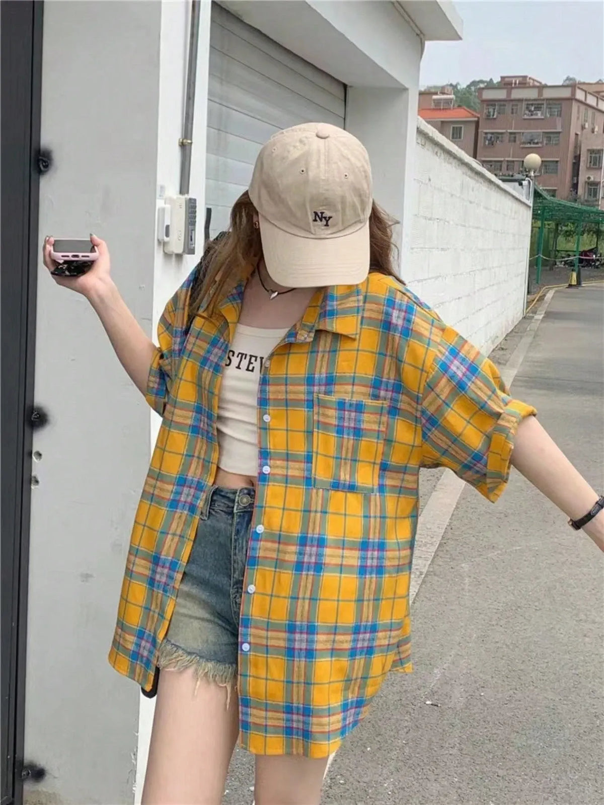 SHEIN قميص نسائي فضفاض طويل بنقشة مربعات وأزرار وجيوب بلون أصفر