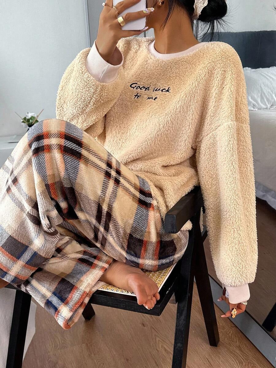 SHEIN Dream Adore طقم بيجامة كاجوال بتطريز حرف وبنطلون مربعات