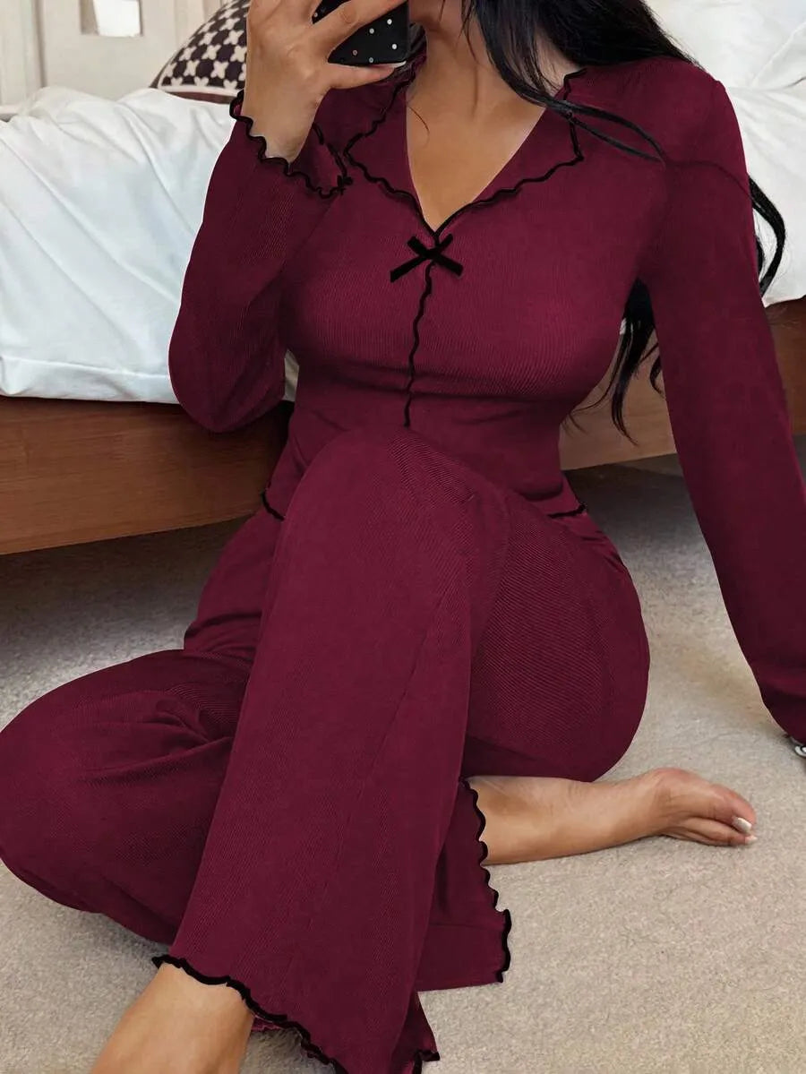 SHEIN طقم بيجامة قطعتين بتوب قصير مزين بفيونكة وزهور وبنطلون طويل بلون عنابي