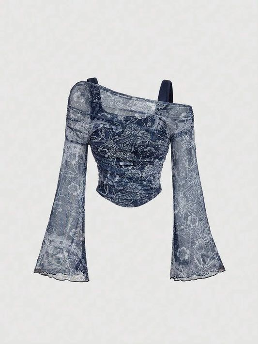 SHEIN MOD تي شيرت نسائي قصير بأكمام واسعة وكتف غير متماثل ونقشة باسلي بلون أزرق بحري