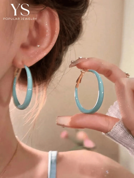 SHEIN زوج أقراط حلقية كلاسيكية فاخرة باللون الأزرق الرمادي للنساء والفتيات