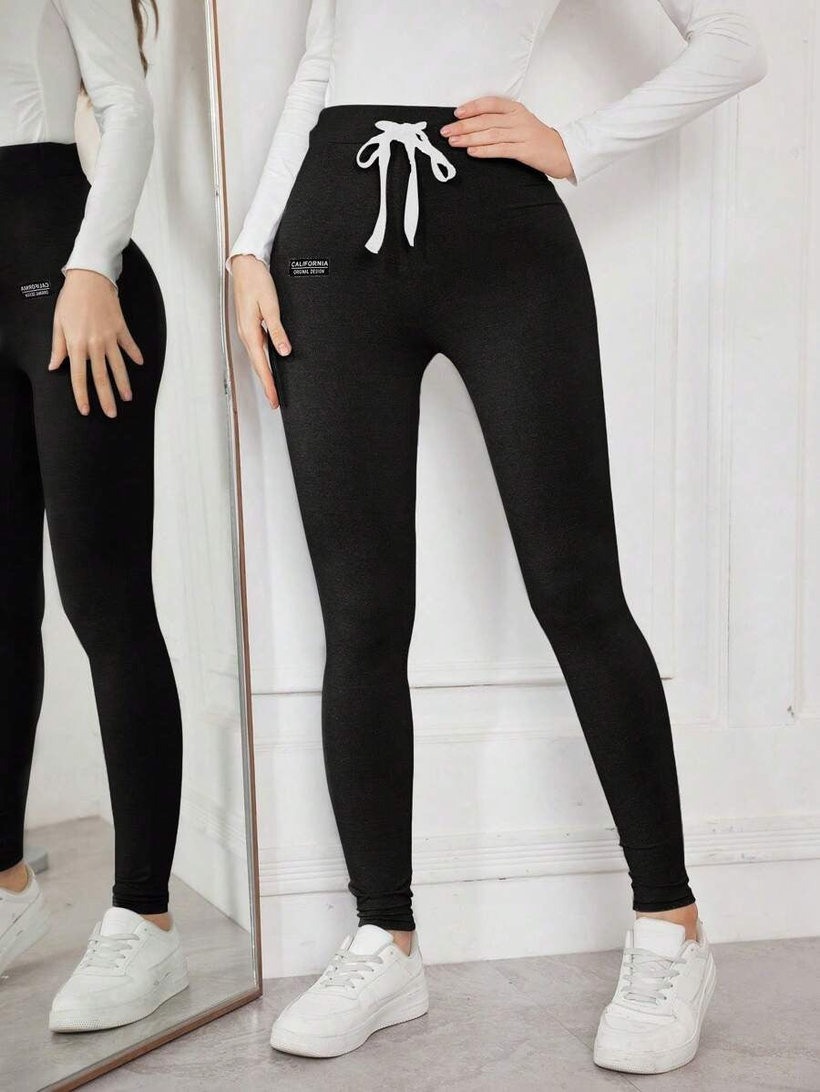 SHEIN بنطلون نسائي ضيق بطباعة حروف ورباط خصر اللون الأسود