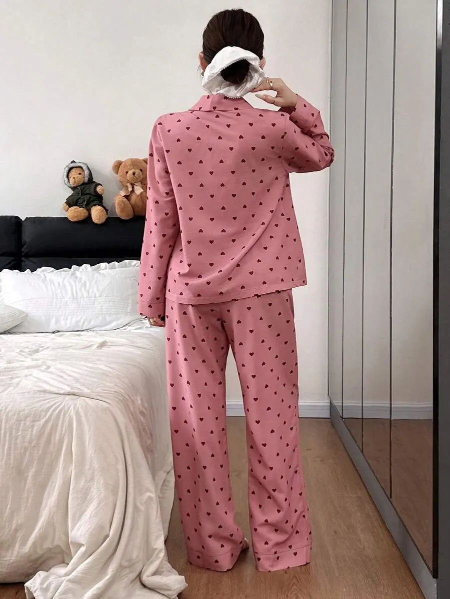 SHEIN طقم بيجامة قطعتين بياقة وأزرار أمامية بطبعة قلب أحمر متعدد الألوان