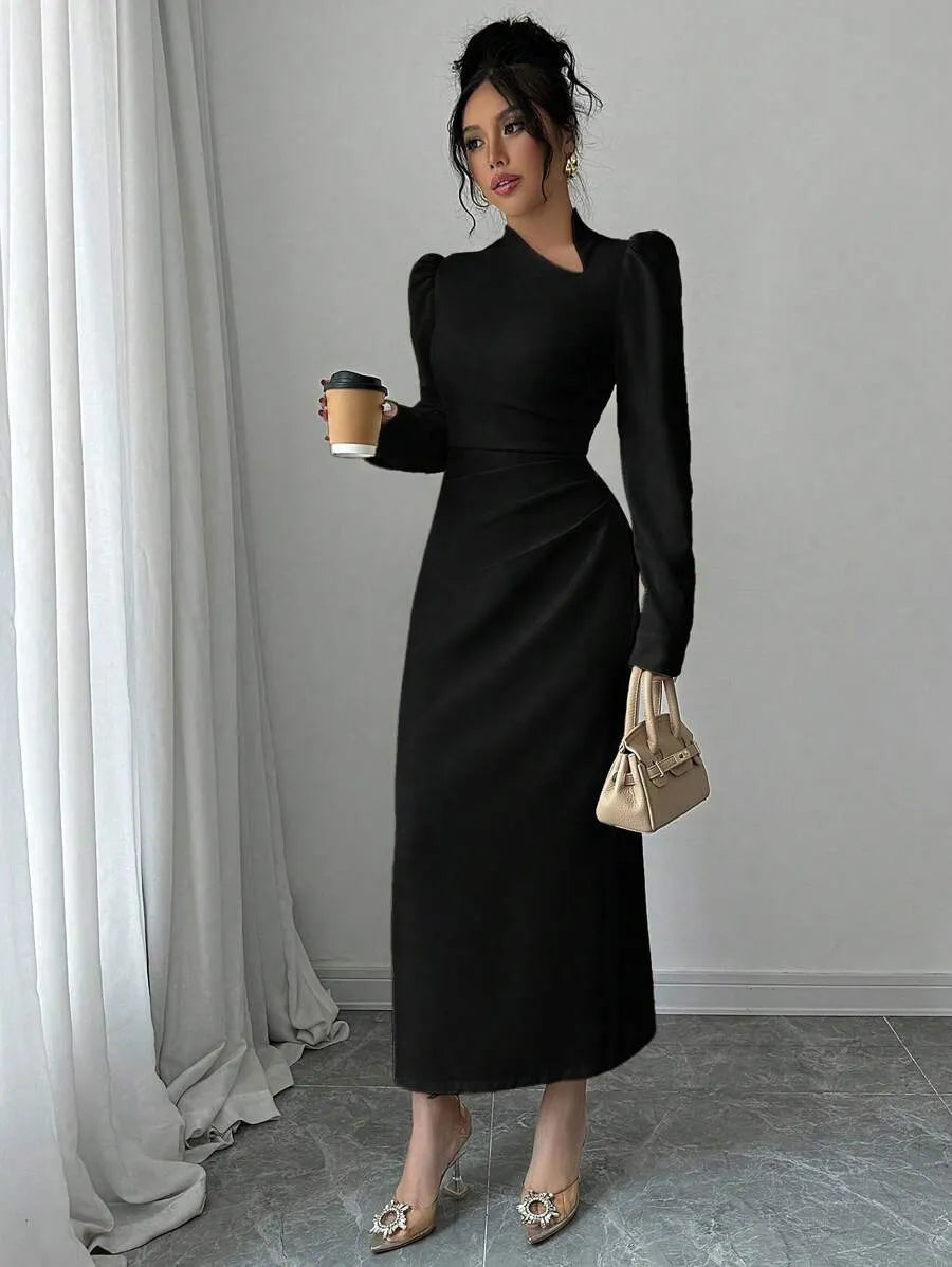 SHEIN Selianne فستان طويل بياقة غير متماثلة وأكمام منتفخة وثنيات بلون أسود