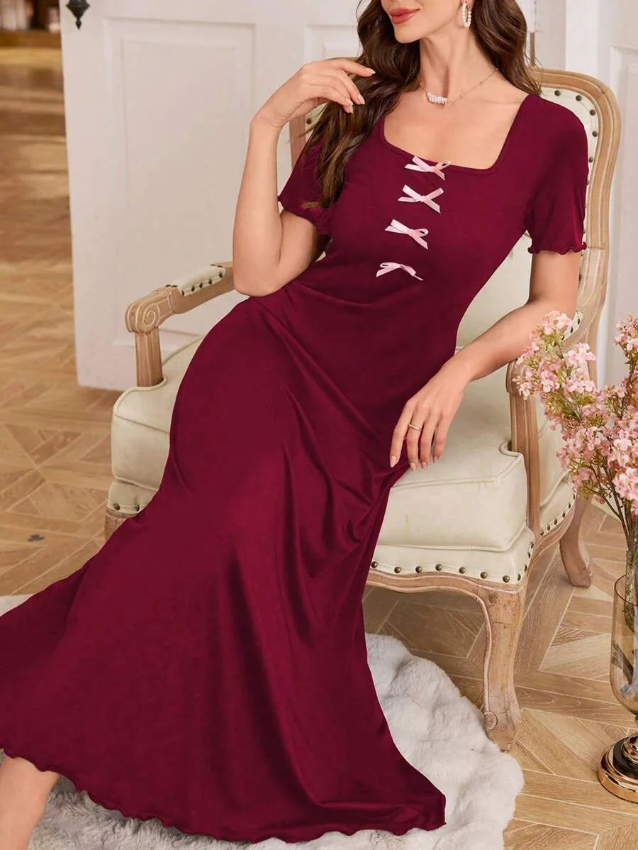 SHEIN فستان نوم طويل بلون عنابي بأكمام قصيرة وياقة مربعة وزخارف نباتية وعقدة فراشة