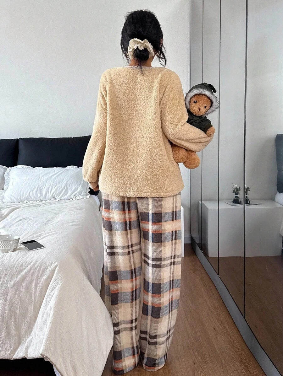 SHEIN Dream Adore طقم بيجامة كاجوال بتطريز حرف وبنطلون مربعات