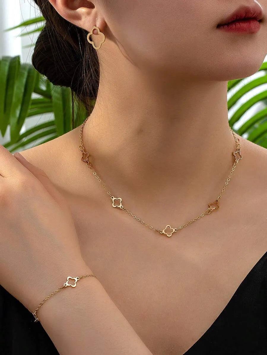 SHEIN طقم مجوهرات نسائي قلادة وسوار وأقراط بتصميم أربع أوراق برسيم وحجر الراين بلون ذهبي