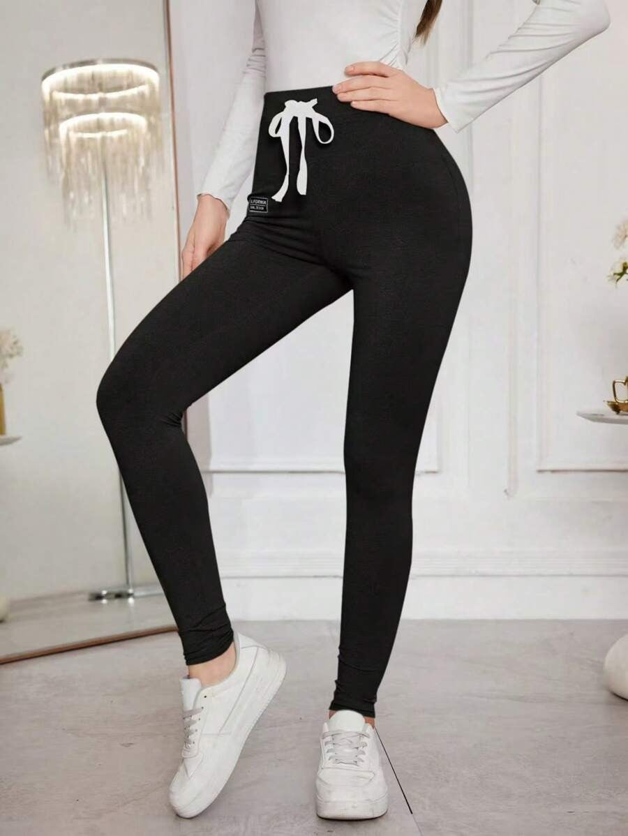 SHEIN بنطلون نسائي ضيق بطباعة حروف ورباط خصر اللون الأسود