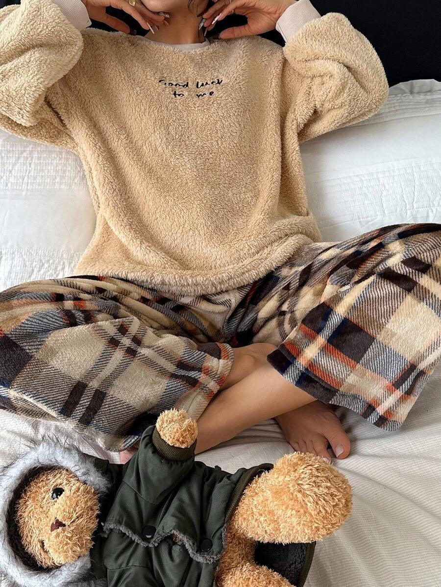 SHEIN Dream Adore طقم بيجامة كاجوال بتطريز حرف وبنطلون مربعات