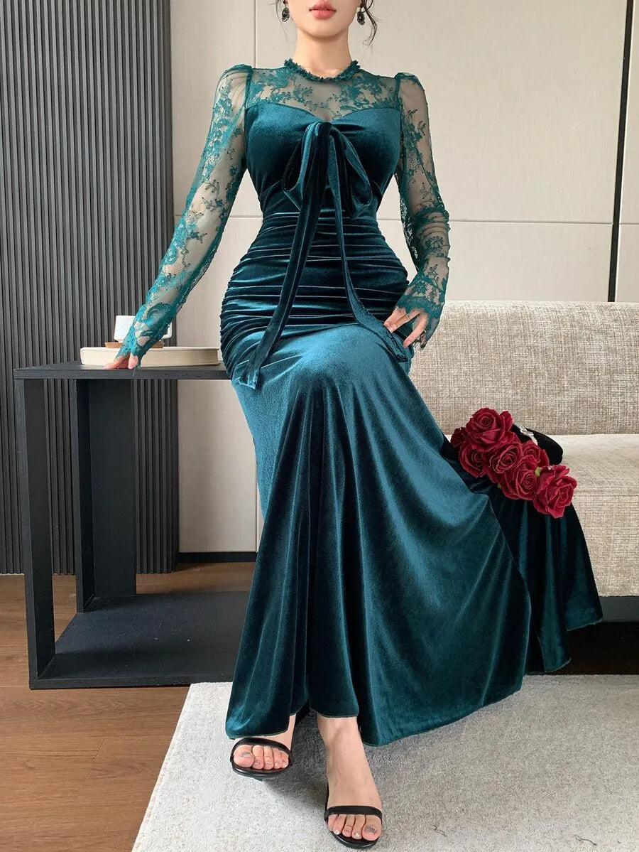 SHEIN Modelyn فستان مخملي ماكسي بياقة دائرية وتفاصيل دانتيل بلون أخضر داكن
