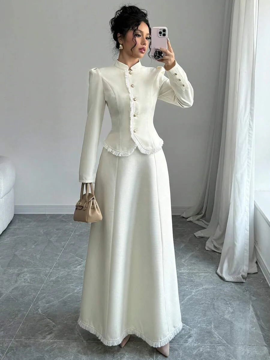 SHEIN Elenzga طقم قطعتين معطف قصير وفستان ماكسي بتفاصيل دانتيل وأزرار أمامية بلون بيج