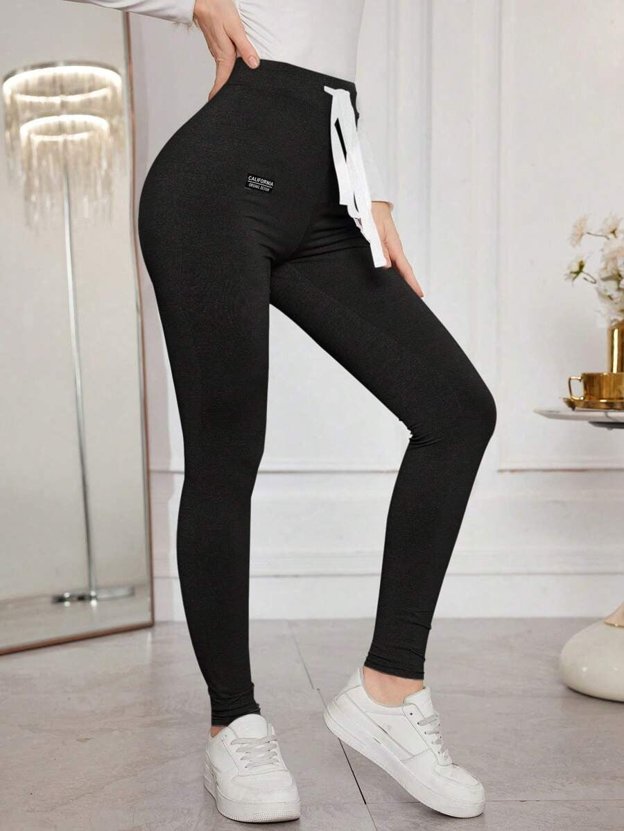 SHEIN بنطلون نسائي ضيق بطباعة حروف ورباط خصر اللون الأسود