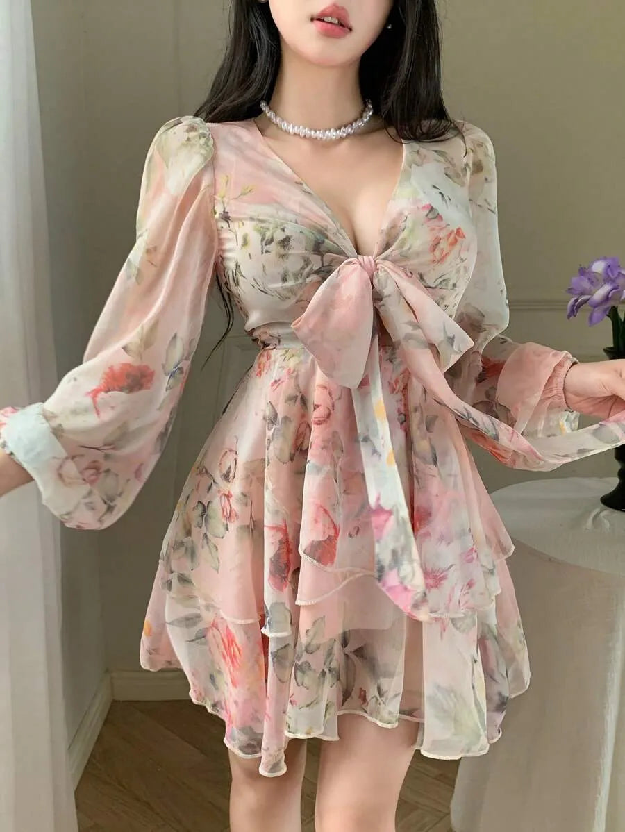 SHEIN DAZY فستان وردي ميني واسع  وأكمام طويلة واسعة بطبعة زهور