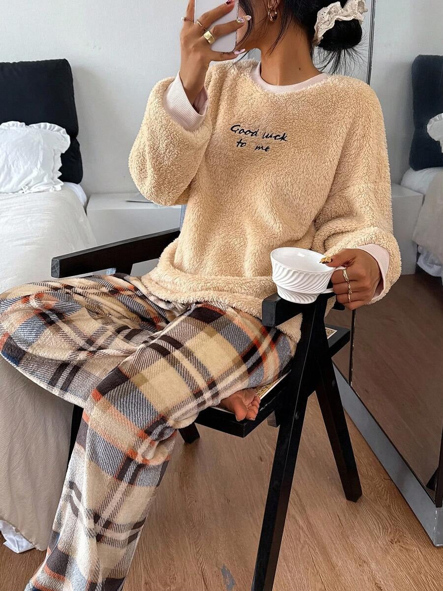 SHEIN Dream Adore طقم بيجامة كاجوال بتطريز حرف وبنطلون مربعات