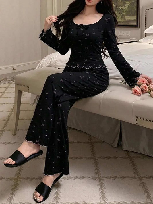 SHEIN DAZY طقم بيجامة قطعتين بتوب ضيق وبنطلون طويل بطبعة فيونكة بلون أسود