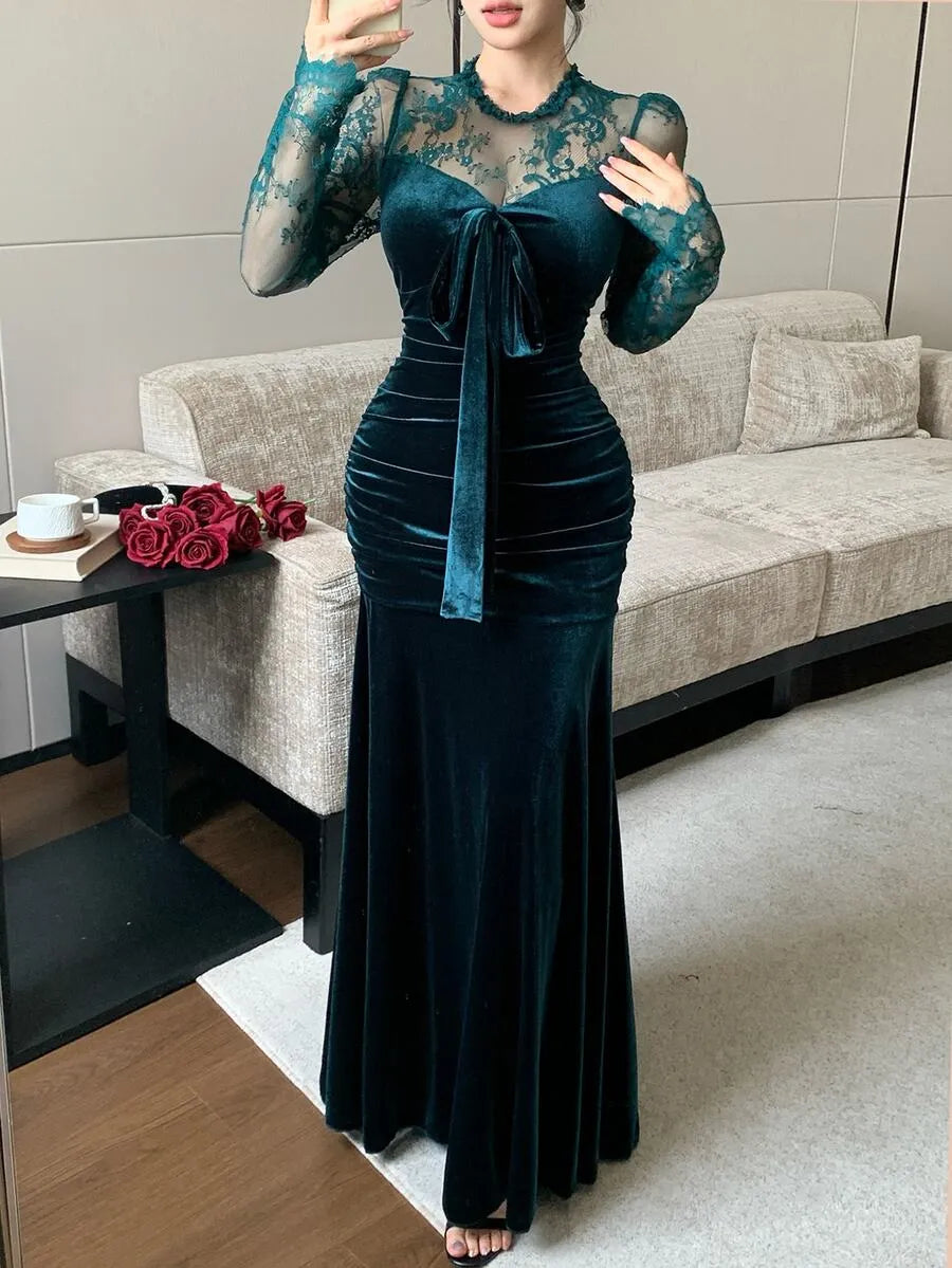 SHEIN Modelyn فستان مخملي ماكسي بياقة دائرية وتفاصيل دانتيل بلون أخضر داكن