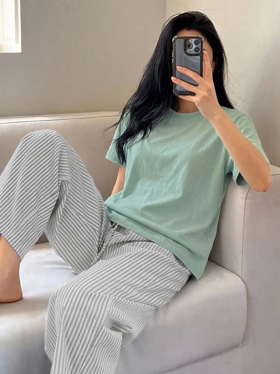 SHEIN DAZY طقم قطعتين تي شيرت وبنطلون مخطط بلون أخضر