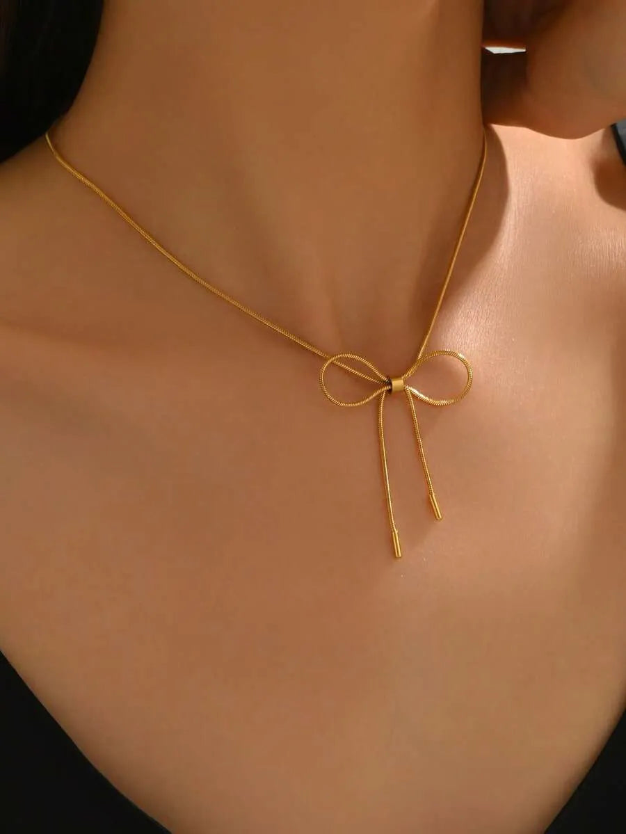 SHEIN عقد نسائي رفيع بتصميم فيونكة أنيق بلون ذهبي أصفر