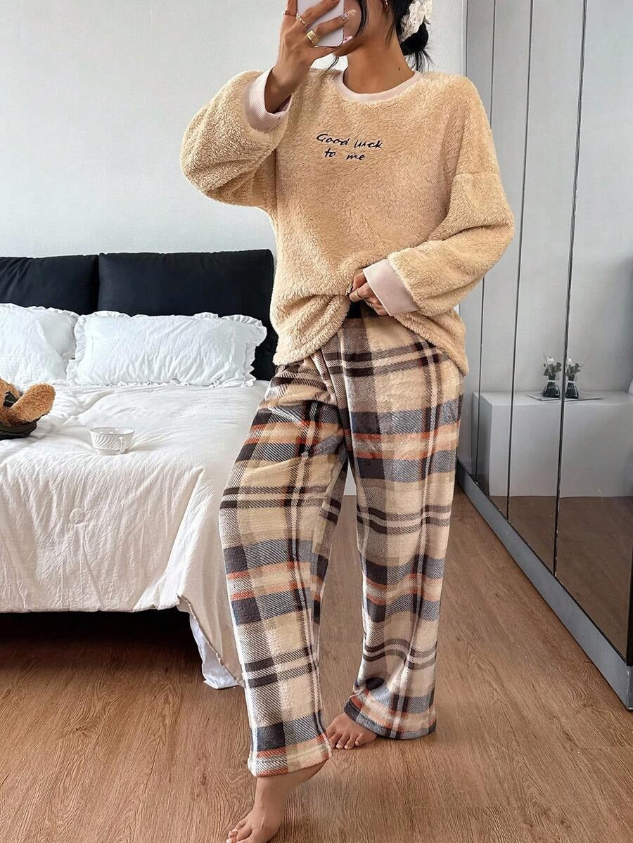 SHEIN Dream Adore طقم بيجامة كاجوال بتطريز حرف وبنطلون مربعات