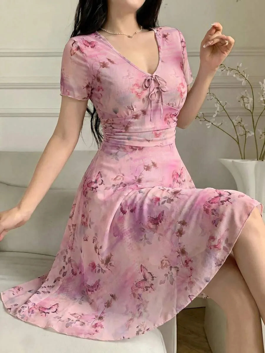 SHEIN Feyla فستان بلون وردي قصير وأكمام قصيرة بطبعات زهور وكشكش