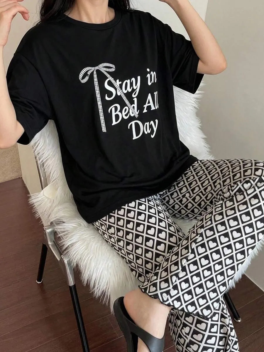 DAZY SHEIN طقم قطعتين بيجاما برسمة إنجليزية وقلب بلون أسود