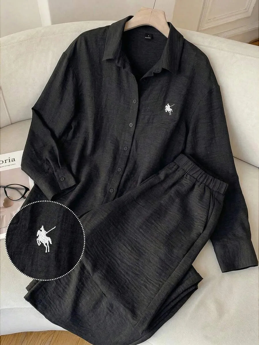 SHEIN EZwear طقم نسائي قطعتين بلوزة بولو مطرزة بحصان وبنطال بجيوب بلون الأسود