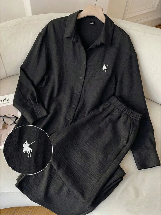 SHEIN EZwear طقم نسائي قطعتين بلوزة بولو مطرزة بحصان وبنطال بجيوب بلون الأسود