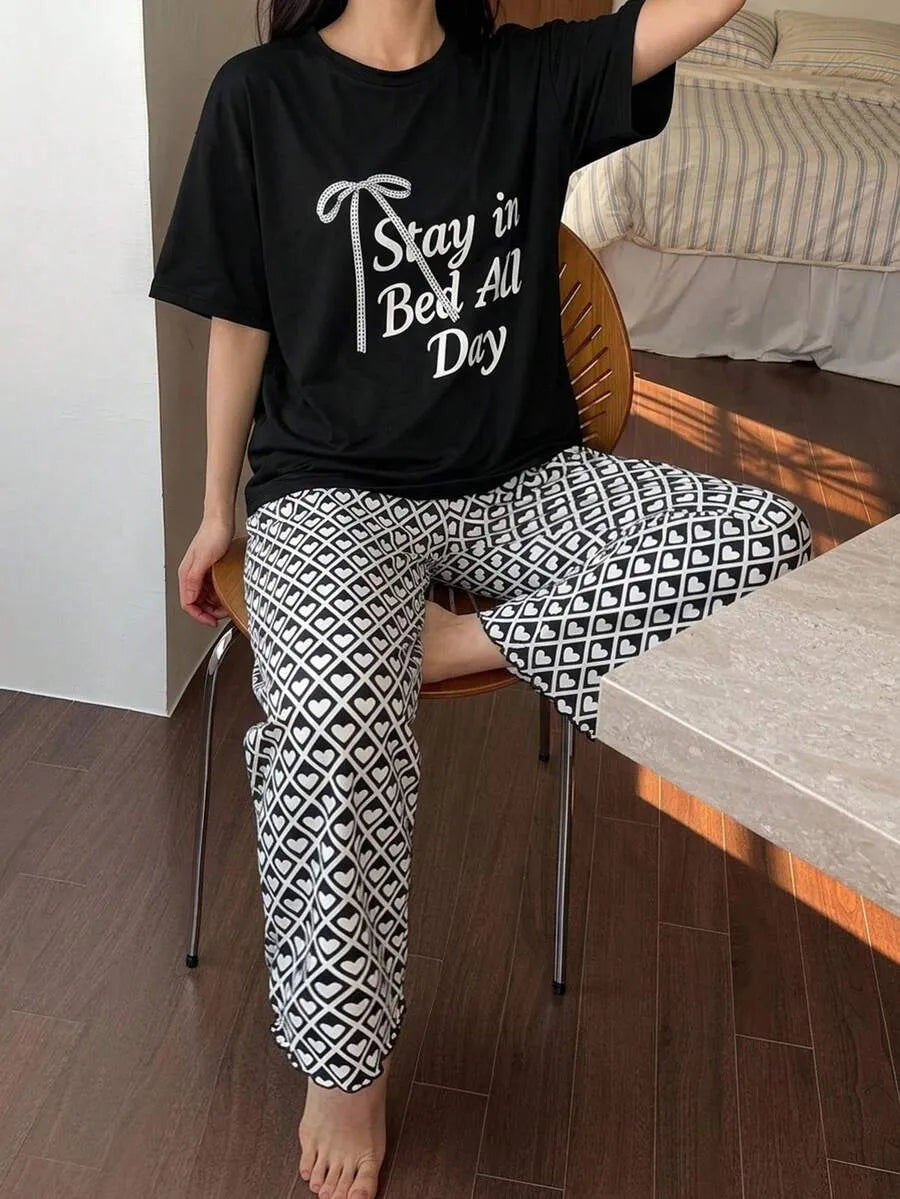 DAZY SHEIN طقم قطعتين بيجاما برسمة إنجليزية وقلب بلون أسود