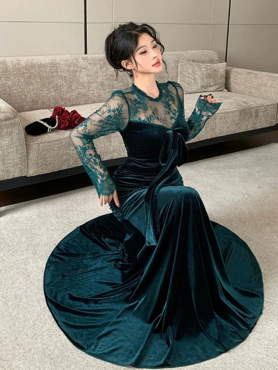 SHEIN Modelyn فستان مخملي ماكسي بياقة دائرية وتفاصيل دانتيل بلون أخضر داكن
