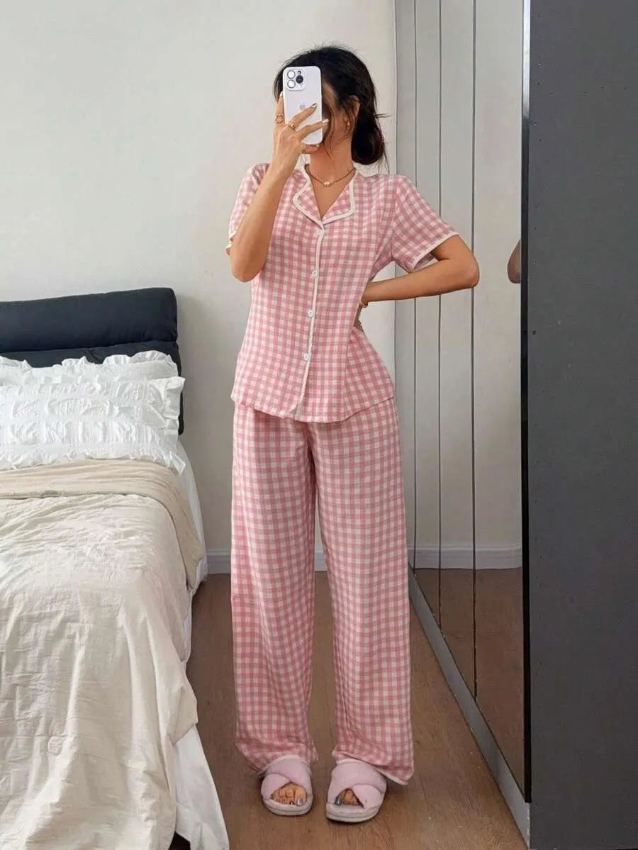 SHEIN Napfluff طقم بيجامة قطعتين بقميص وبنطلون كاروهات بلون وردي
