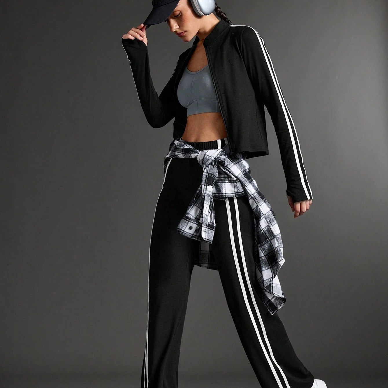 SHEIN Sport طقم رياضي نسائي من قطعتين بلون أسود