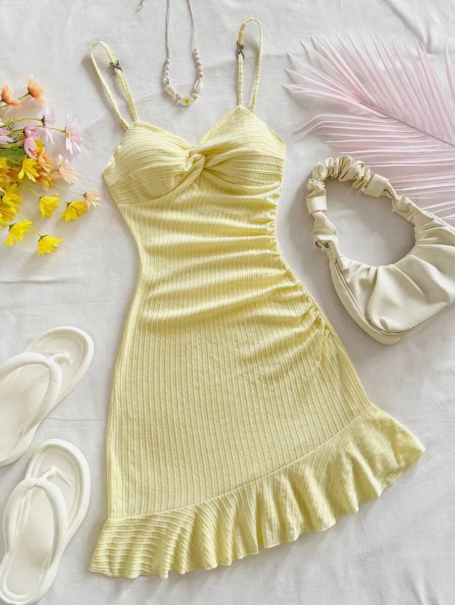 SHEIN Soleia فستان أصفر ميني ضيق بحمالات رفيعة وتفاصيل ثنيات وكشكش