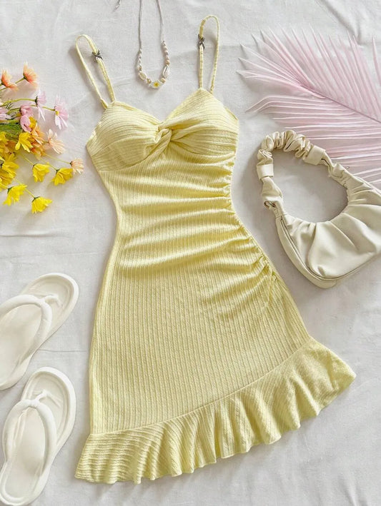 SHEIN Soleia فستان أصفر ميني ضيق بحمالات رفيعة وتفاصيل ثنيات وكشكش