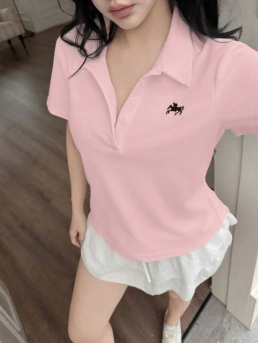 SHEIN Jouncy قميص بولو نسائي قصير الأكمام مطرز بشعار الفارس بلون وردي