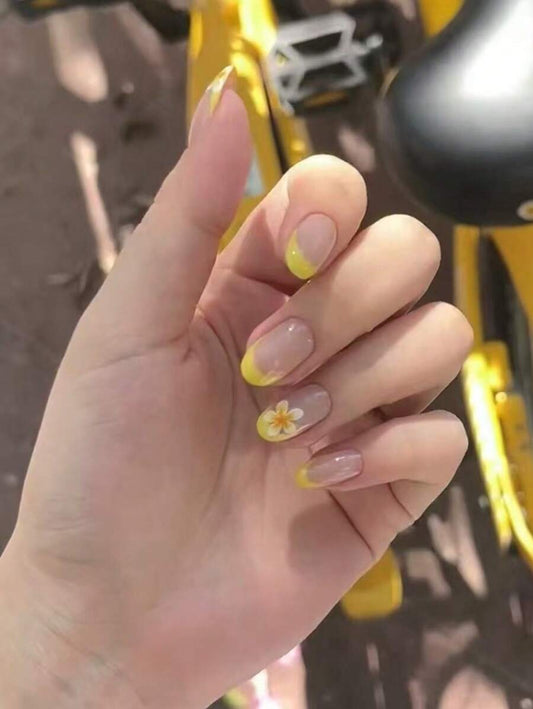 SHEIN أظافر فرنسية صفراء بتصميم زهور صيفية