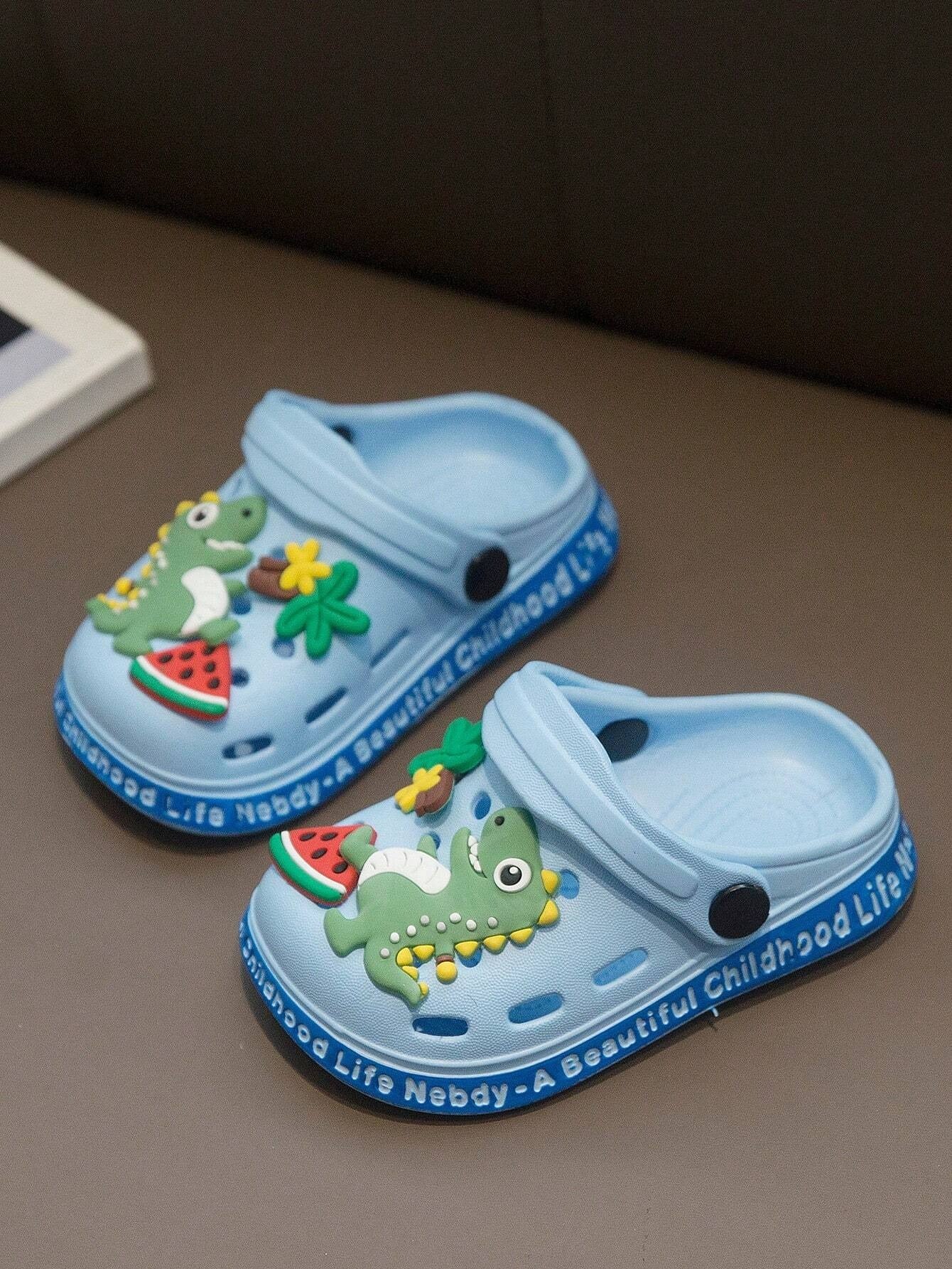 SHEIN صنادل أطفال بتصميم ديناصور كرتوني خفيفة ومقاومة للماء