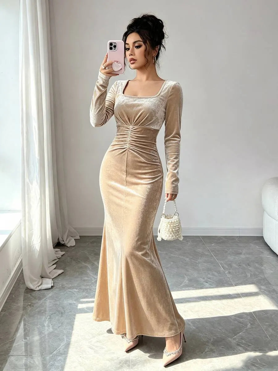 SHEIN Elenzga فستان مخملي ماكسي بياقة مربعة وخصر مكشكش وذيل حورية البحر بلون شمبانيا