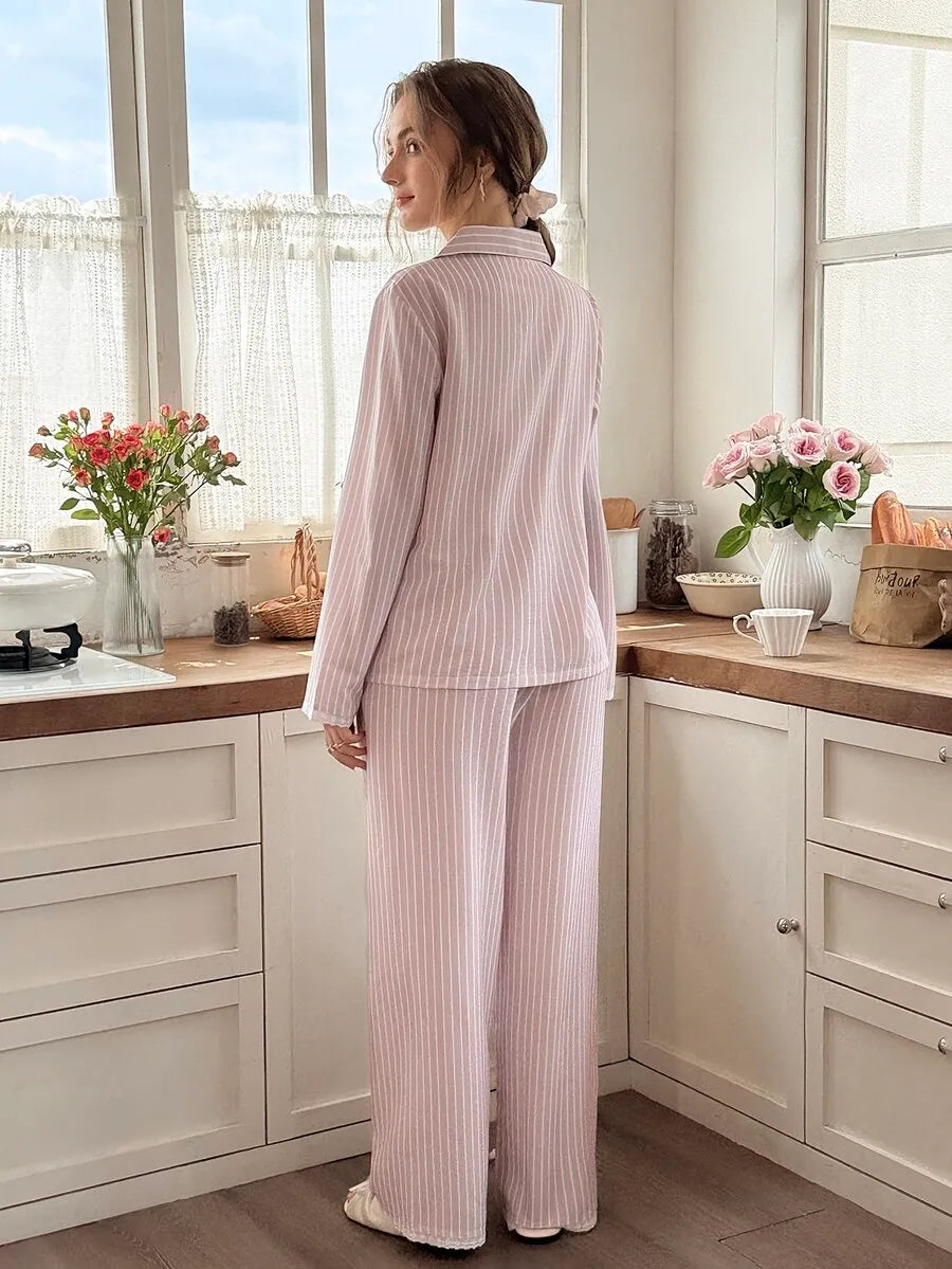 SHEIN Snug Reverie طقم بيجامة قطعتين مخطط بياقة كارديجان وحافة دانتيل بلون وردي فاتح
