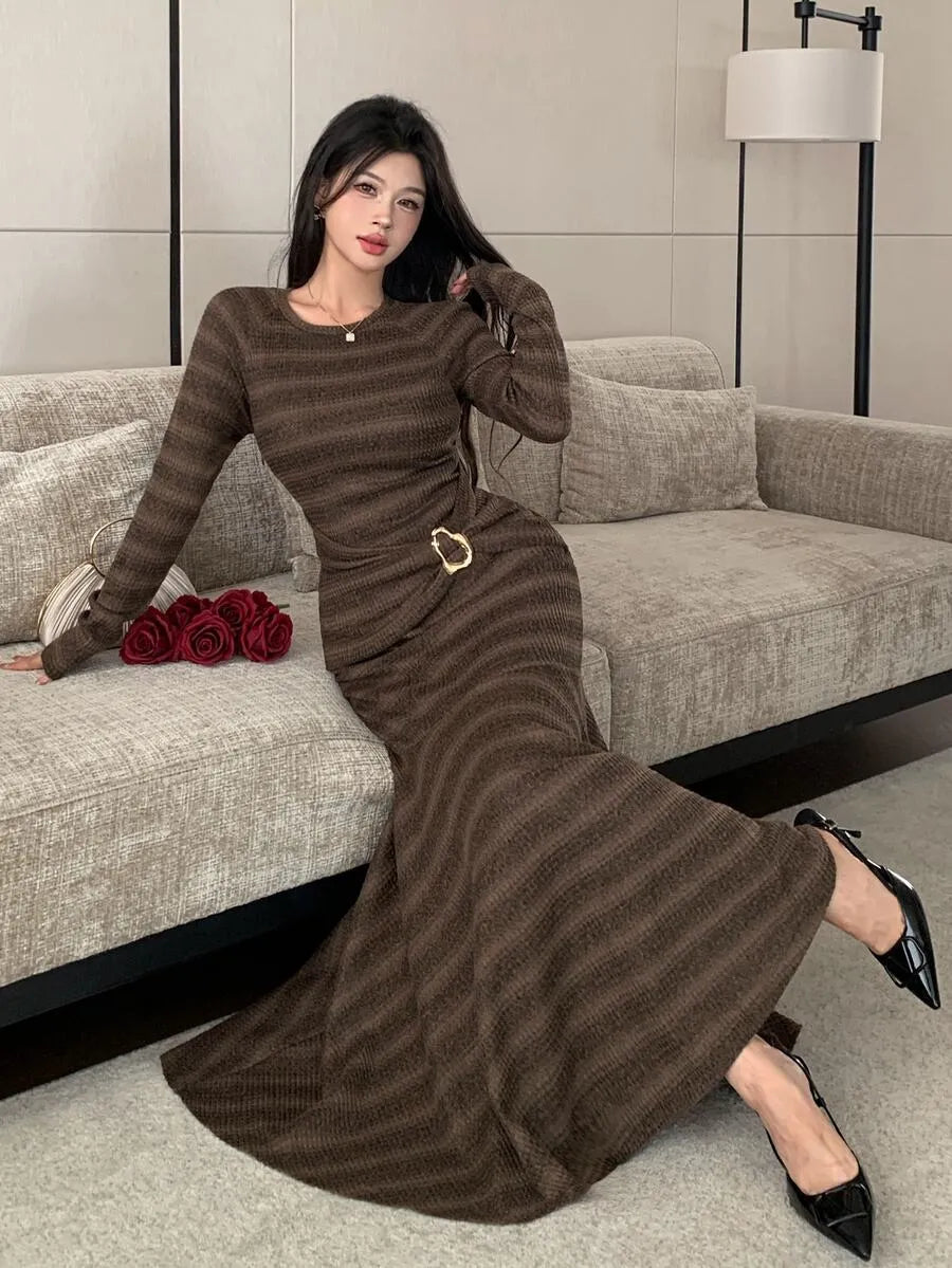 SHEIN Modelyn فستان محبوك طويل بياقة دائرية وخصر ملتف بإبزيم معدني بلون بني