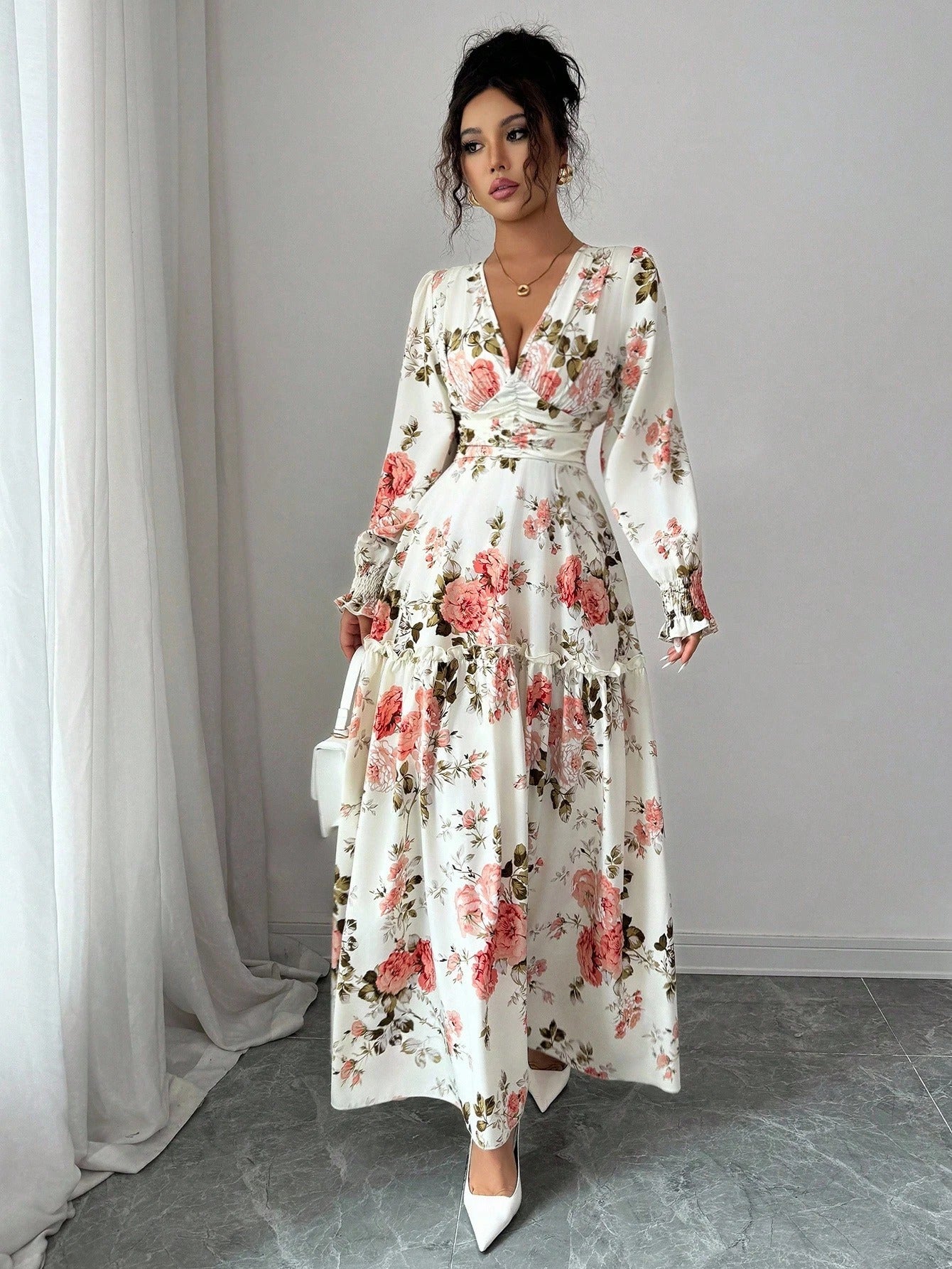 SHEIN Elenzga فستان ميدي بطبعة زهور صغيرة وياقة V وأكمام فانوس