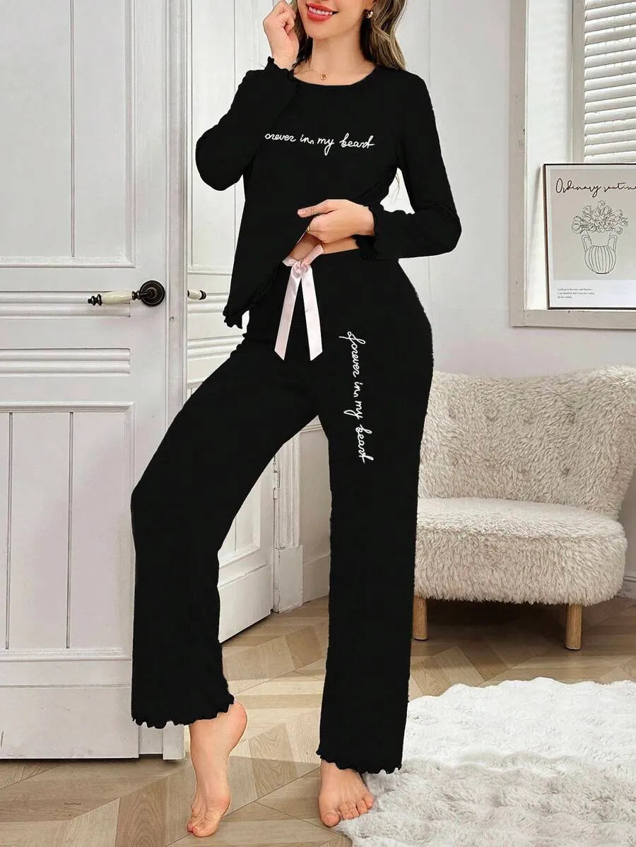 SHEIN طقم بيجامة قطعتين بأكمام طويلة وكتف مكشوف وتطريز حروف بلون أسود