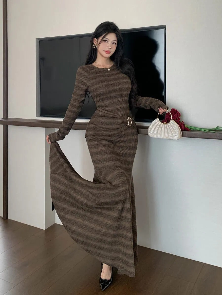 SHEIN Modelyn فستان محبوك طويل بياقة دائرية وخصر ملتف بإبزيم معدني بلون بني