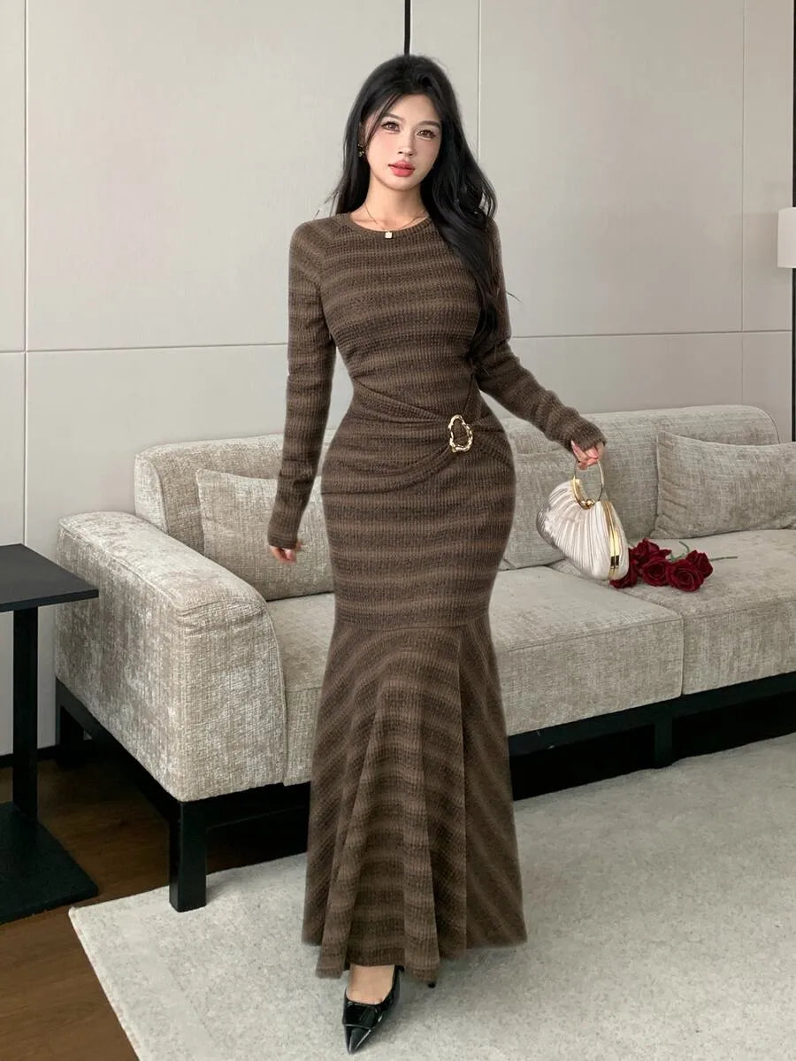 SHEIN Modelyn فستان محبوك طويل بياقة دائرية وخصر ملتف بإبزيم معدني بلون بني