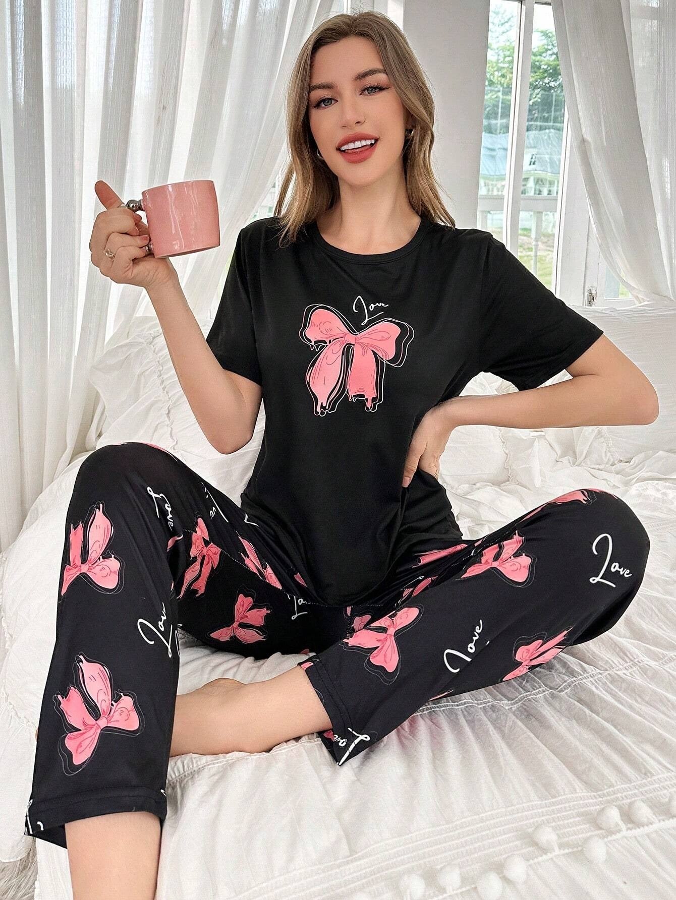 SHEIN طقم بيجامة نسائي علوية كم قصير مطبوع بربطة عنق وبنطال طويل