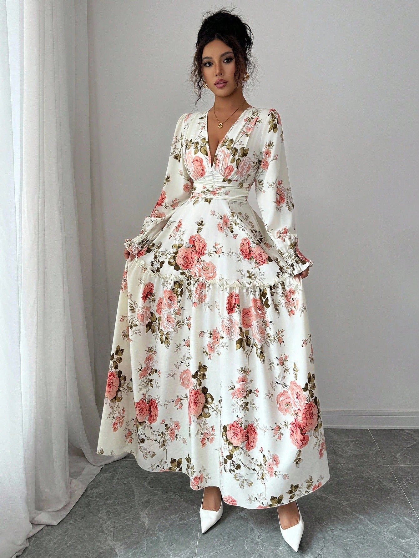 SHEIN Elenzga فستان ميدي بطبعة زهور صغيرة وياقة V وأكمام فانوس