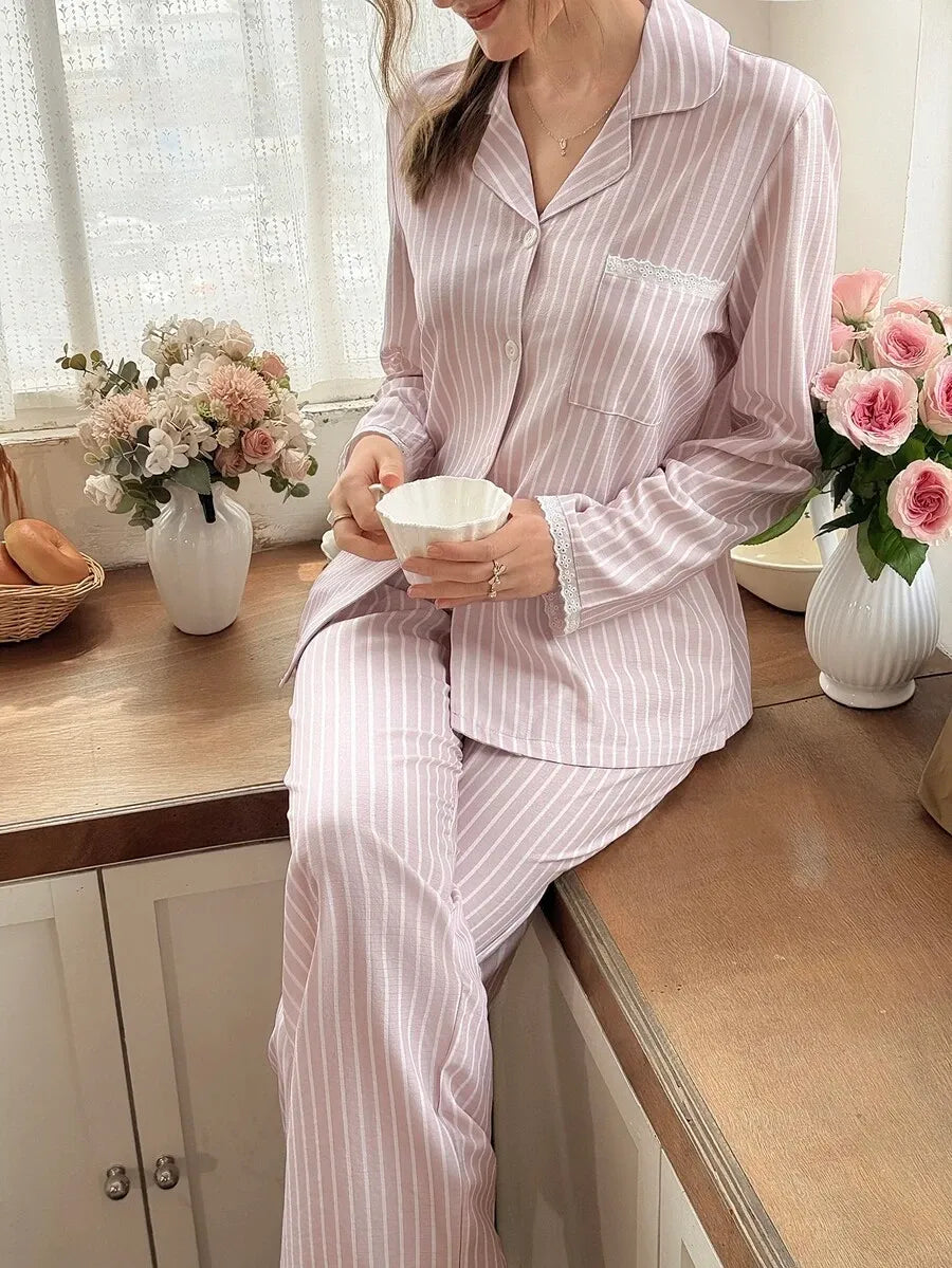 SHEIN Snug Reverie طقم بيجامة قطعتين مخطط بياقة كارديجان وحافة دانتيل بلون وردي فاتح