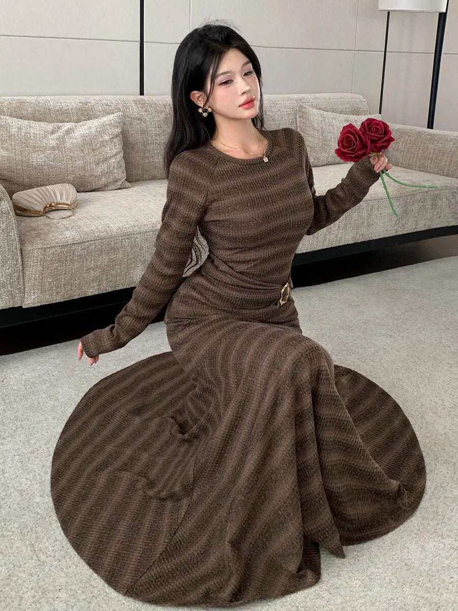 SHEIN Modelyn فستان محبوك طويل بياقة دائرية وخصر ملتف بإبزيم معدني بلون بني